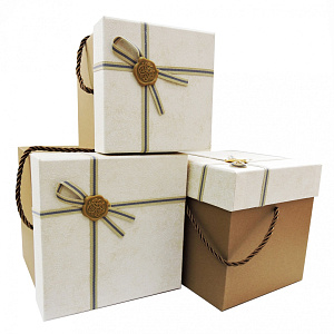 коробка подарочная 15*15*15,6 квадрат коричневая, бант, ручки 19339 изображение коробка подарочная 15*15*15,6 квадрат коричневая, бант, ручки 19339 фото