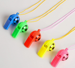 свисток пластиковый футбол 6см на веревочке цв.ассорти 1498579